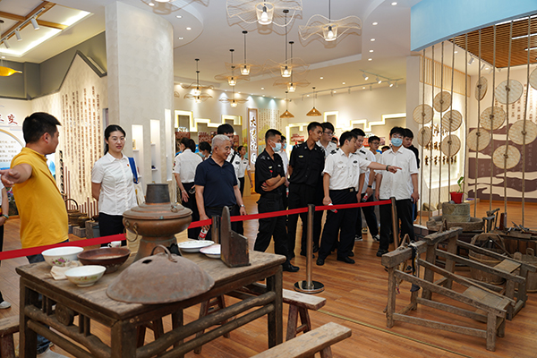 “助力鄉(xiāng)村振興，踐行艱苦奮斗” 將新員工黨性教育活動搬到對口幫扶村.jpg