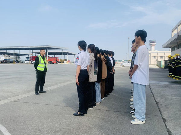 綿陽機(jī)場安檢站對閬中機(jī)場、民航校  實(shí)習(xí)生開展軍訓(xùn).png